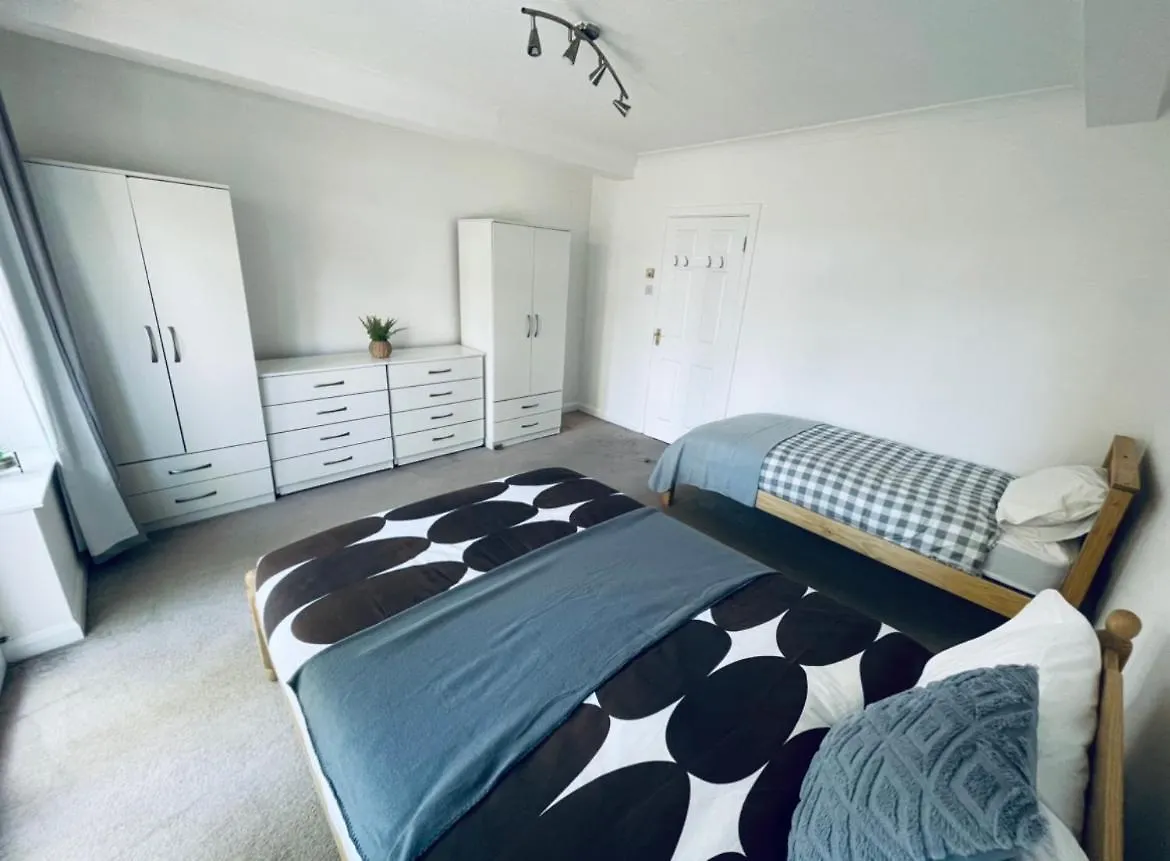 Up To 3 People, Room In A Share House With Private Garden Access London 0*,  Egyesült Királyság