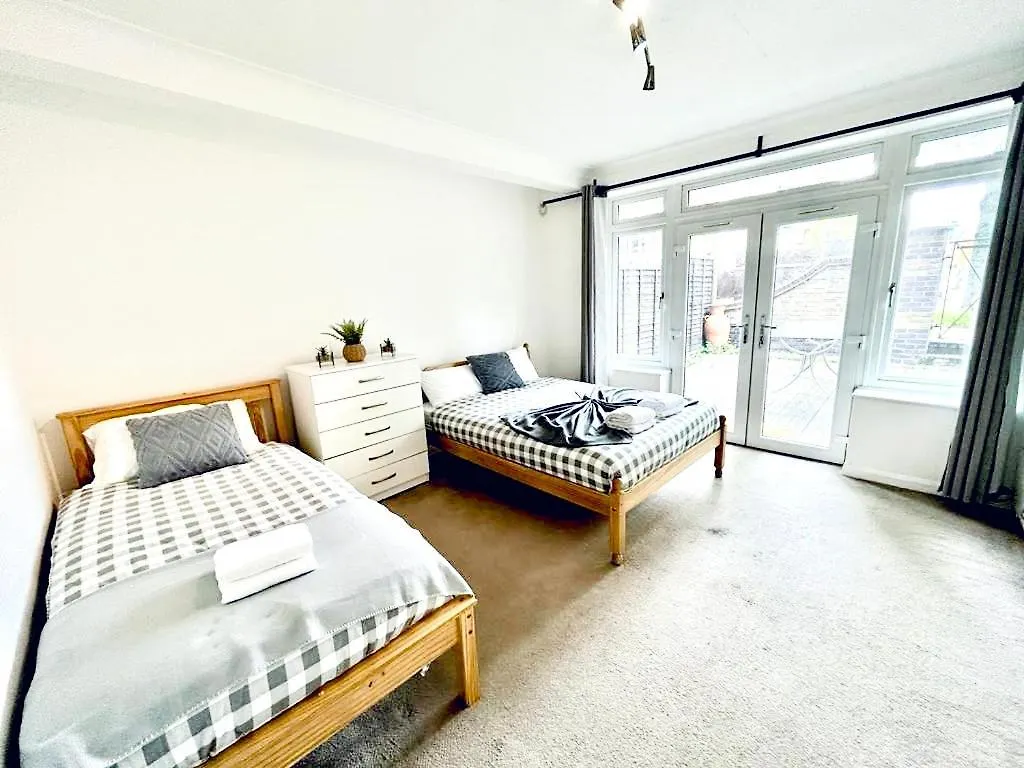 Homestay szállás Up To 3 People, Room In A Share House With Private Garden Access London Egyesült Királyság