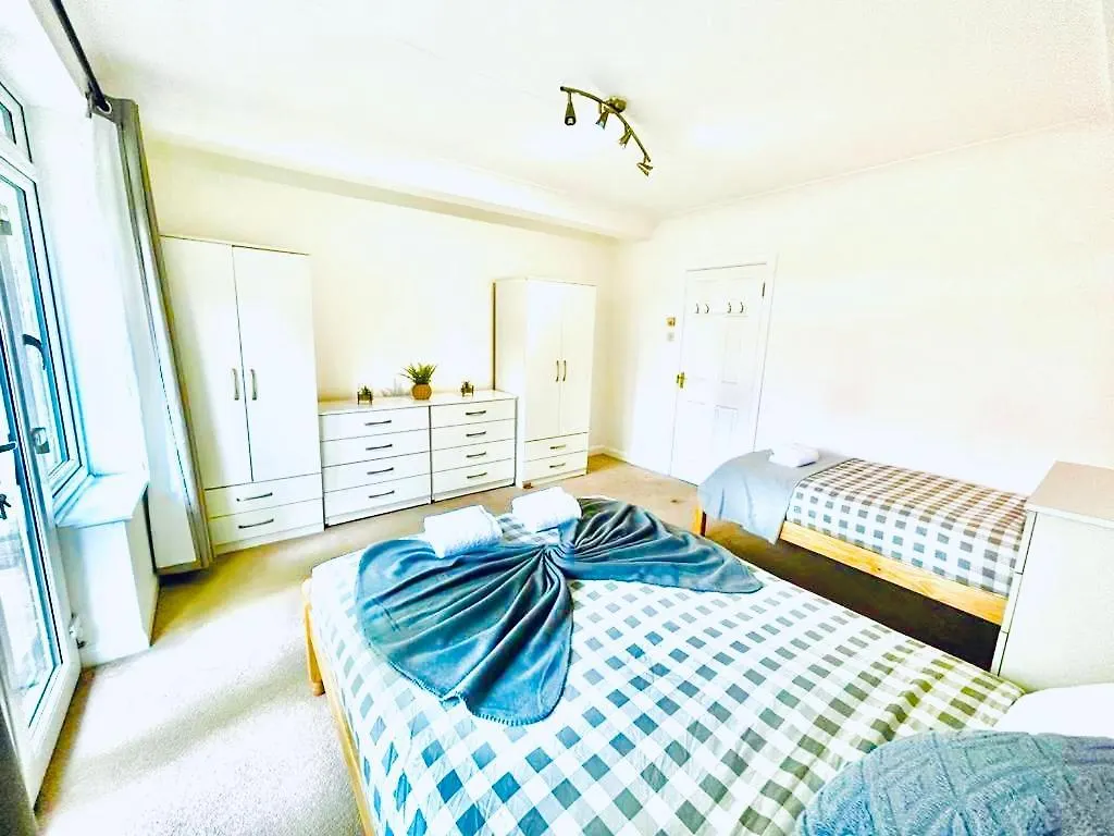 Up To 3 People, Room In A Share House With Private Garden Access London