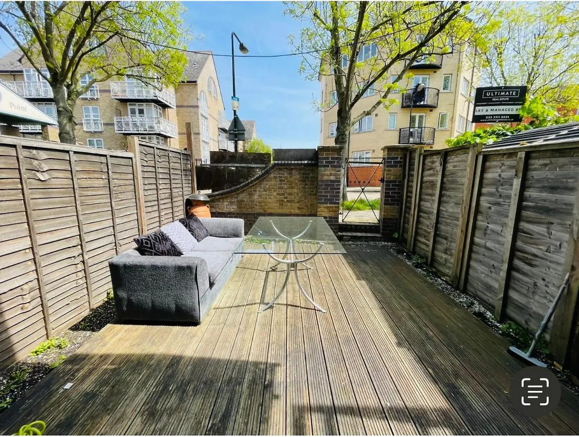 Homestay Up To 3 People, Room In A Share House With Private Garden Access London