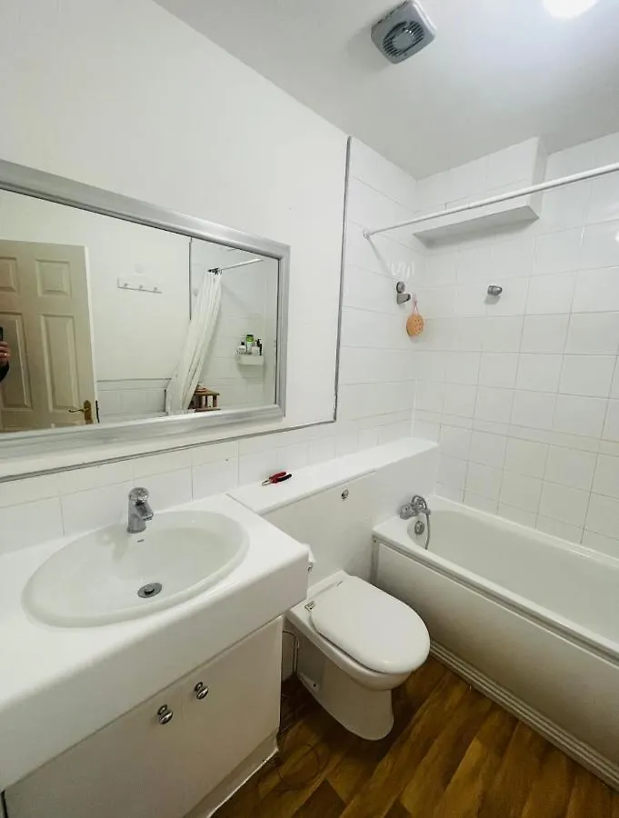 Up To 3 People, Room In A Share House With Private Garden Access London