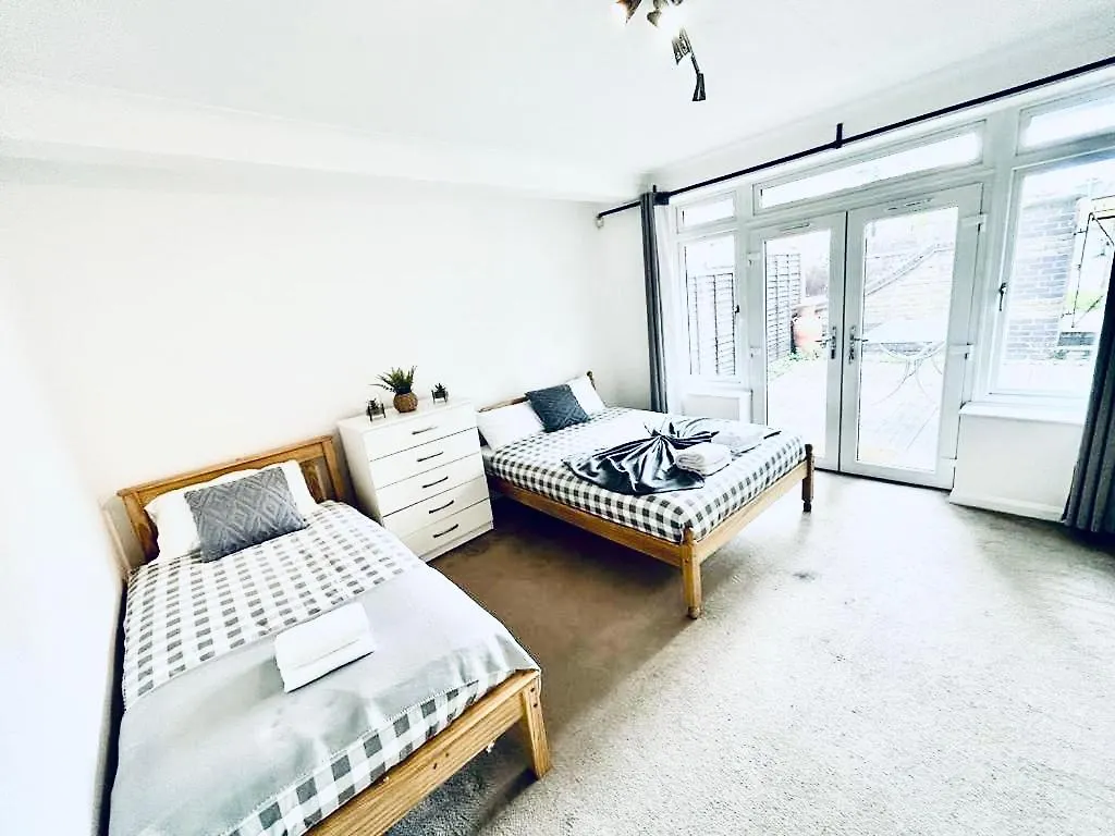 Up To 3 People, Room In A Share House With Private Garden Access London Homestay